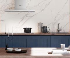 Cuisine linéaire rustique avec facades en bois massif, surface mural Calacatta et style américain