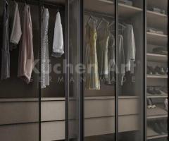 Armoire Contemporaine avec Porte en Verre Fumé et Poignée pour Rangement Élégant