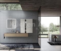 Salle de Bain Moderne italienne avec Miroir Carré et Éléments Hauts Suspendus