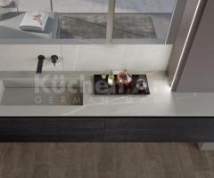 Salle de Bains Épurée : façades mates, Vasque gris marbré encastré, et Étagères lumineuses