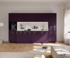 Cuisine contemporaine mate compact, plan de travail marbré et accents Dorés