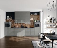 Cuisine Moderne en Gris Perle Bril­lant – Élégance Neutre avec Finitions en Bois et Noir