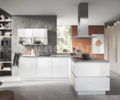 Cuisine Moderne avec Surfaces Blanches, Éléments en Chêne d'Été Gris Argenté et Design Élégant