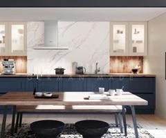 Cuisine Rustique en bois : Teintes bleu Océan et Crème-Magnolia avec céramique effet marbre blanc