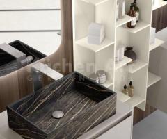 Salle de Bain : Double Vasques marbré Noir et Unités Murales Verticales Design