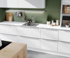 Cuisine sur mesure en Chêne Clair et Blanc Cristal avec poignées intégrées | Harmonie et Bien-Être